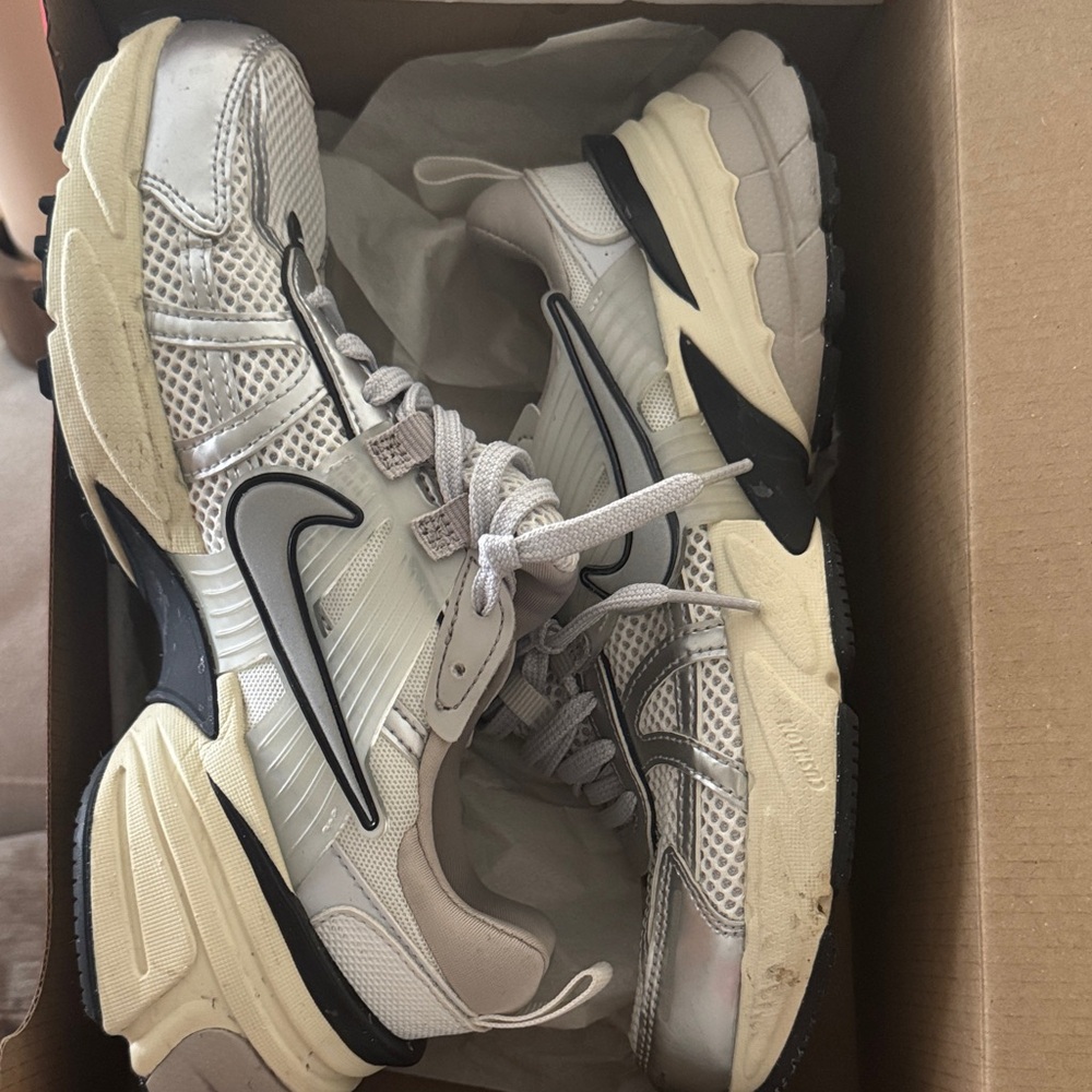 Nike Men’s Cream and Black Retro-Style Running Sneakers